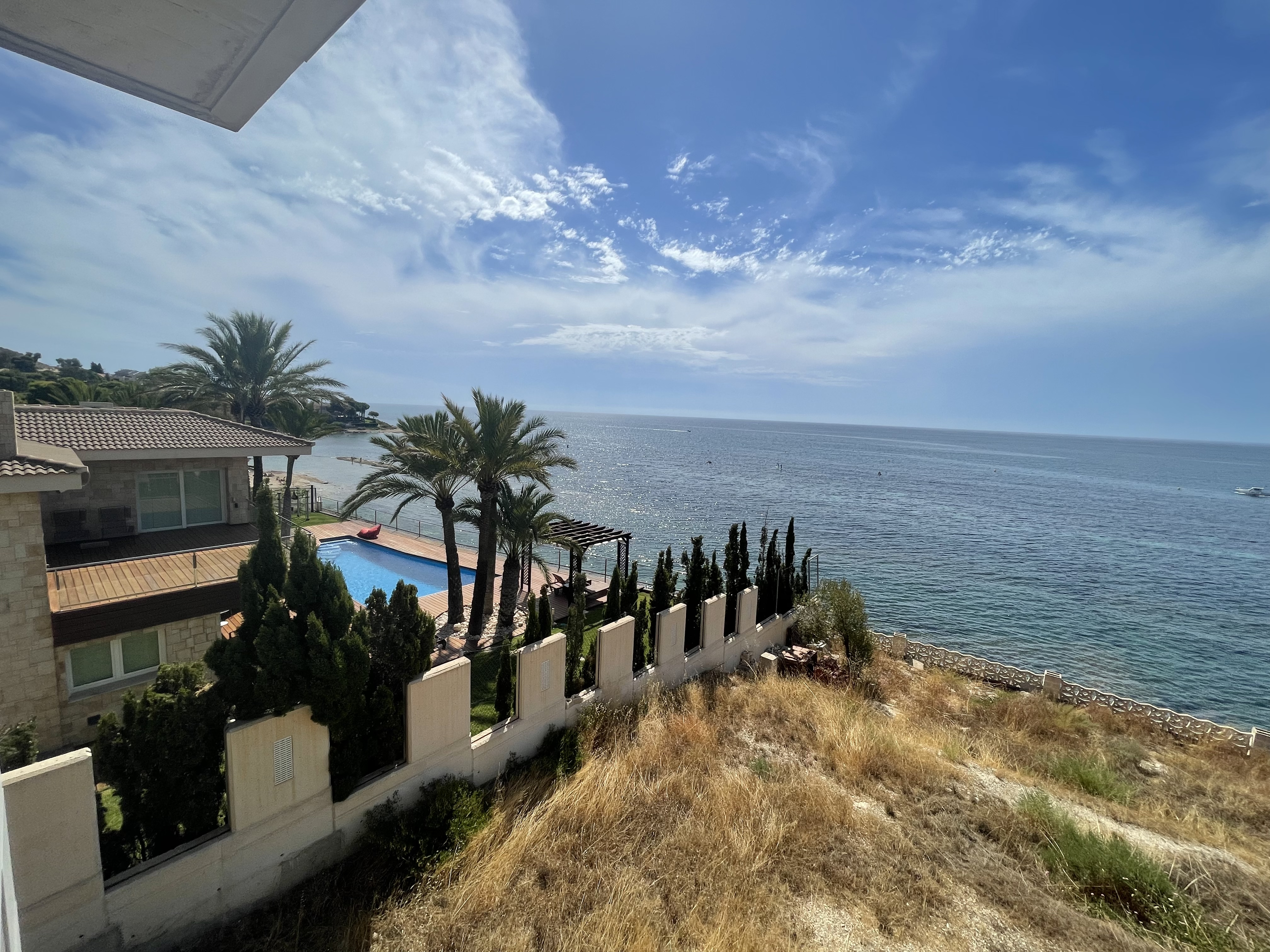 Wunderschöne Villa in erster Meereslinie mit Panoramablick